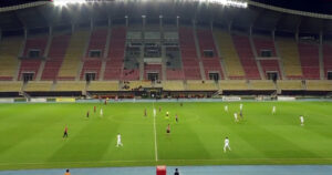 Жална слика на арената: „Вардарци“ играат дерби пред едвај 200 навивачи, вклучувајќи ги и „Комити“ (ФОТО)