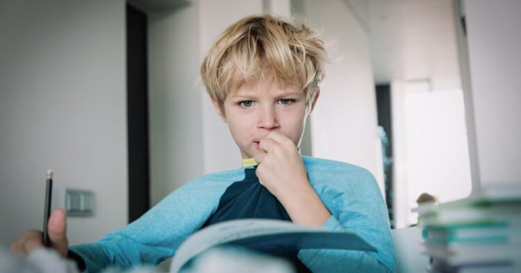 Зошто децата џвакаат облека – и како да им помогнете да престанат