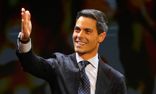 РОБ ЈЕТЕН ПОБЕДИ НА ИЗБОРИТЕ ВО ХОЛАНДИЈА КАКО ЛИДЕР НА ПОЗИТИВНИТЕ СИЛИ, ГЛАСАЧИТЕ ГИ ОСВОЈУВАШЕ СО НАСМЕВКА И ОПТИМИЗАМ