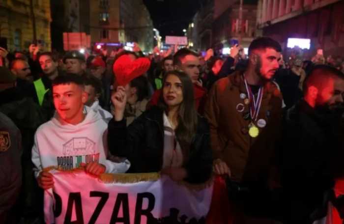 Илјадници белграѓани пречекаа студенти од Нови Пазар кои пешачат кон Нови Сад на комеморативен собир в сабота