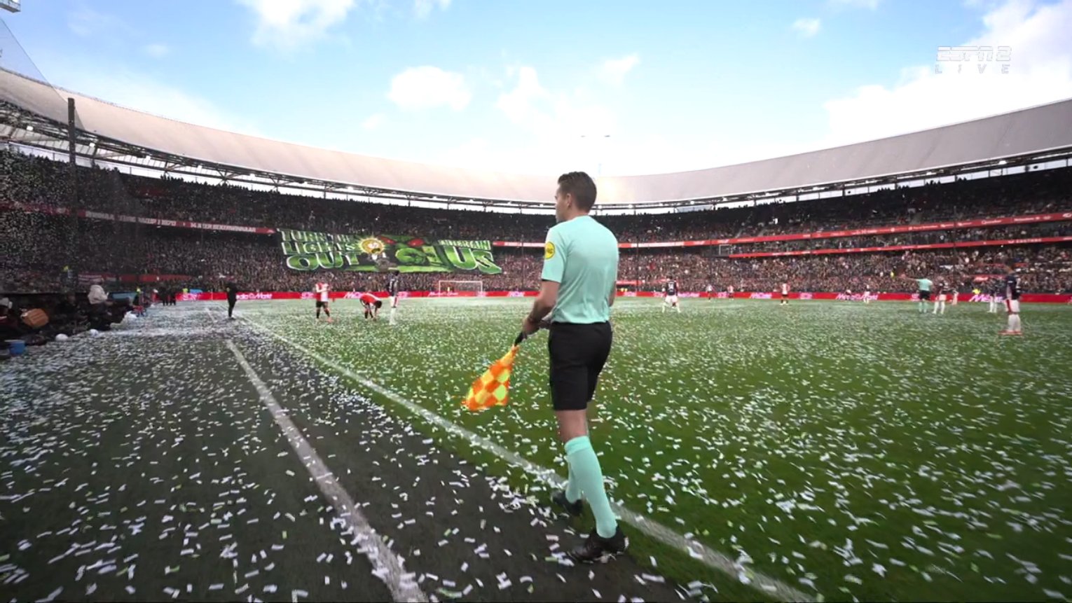 Не е снег, пред дербито Феенорд – ПСВ теренот беше обелен (Фото)