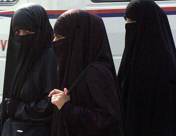 ПО ПРИМЕРОТ НА ФРАНЦИЈА И АВСТРИЈА: Португалскиот парламент усвои закон за забрана на никаб