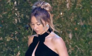 (Фото) Фатална русокоса гордо шета во најдлабокото деколте