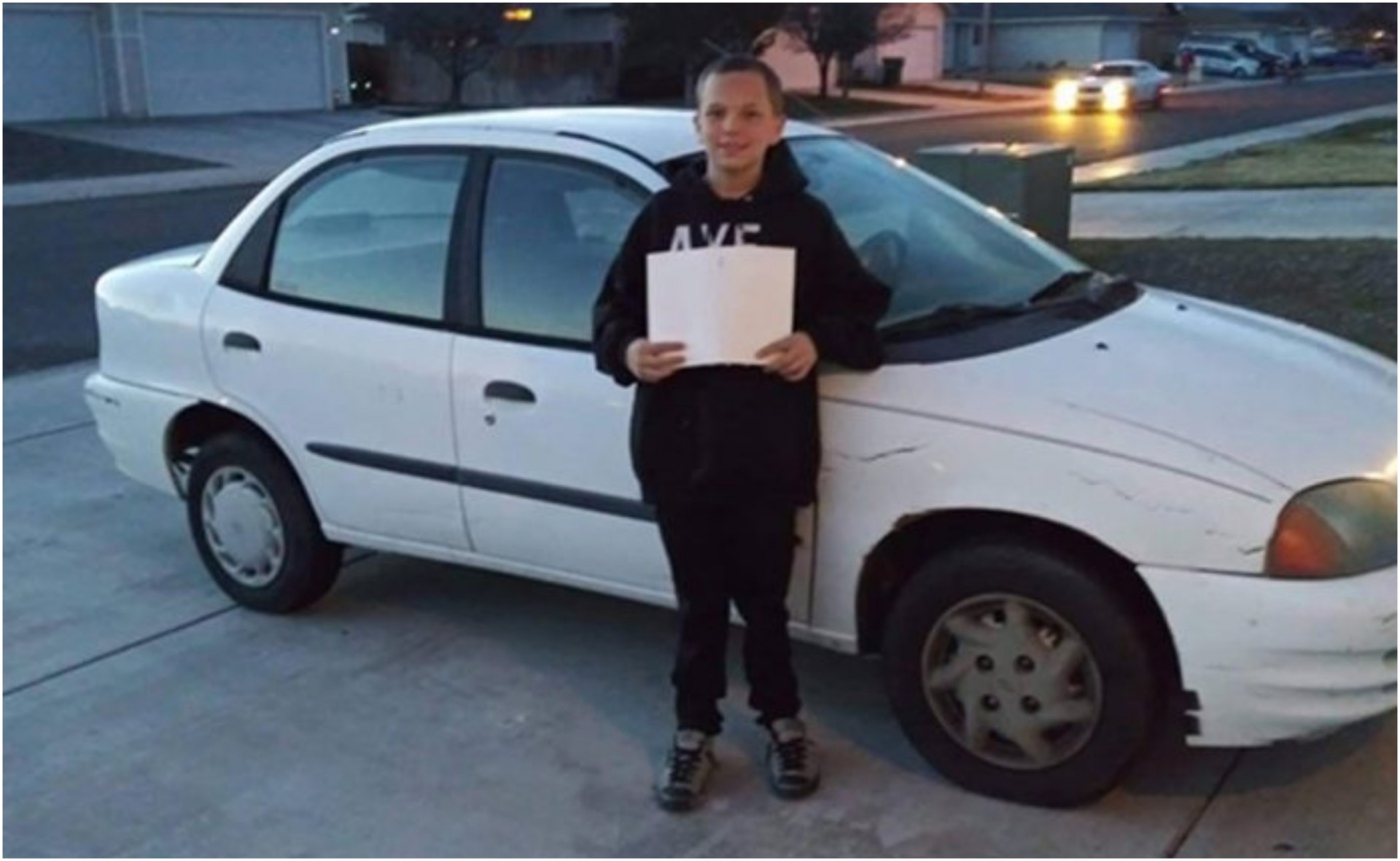 13-годишен син ѝ купил автомобил на самохраната мајка: Заработувал пари косејќи им ги дворовите на соседите