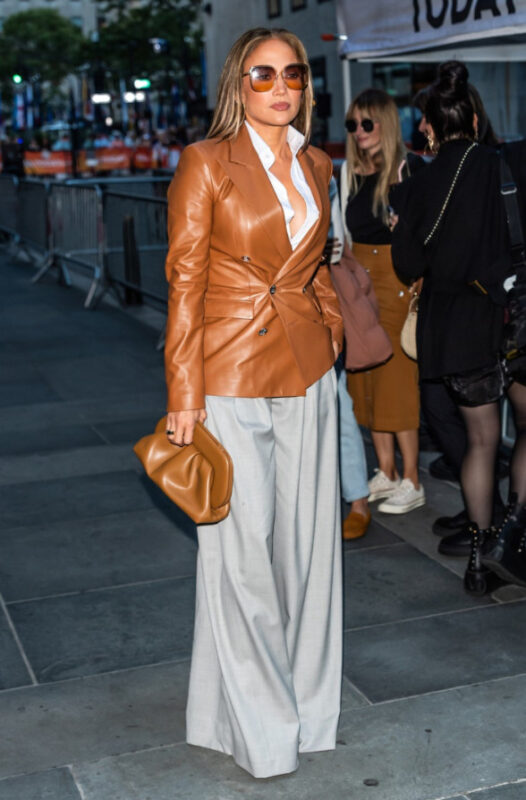 (Фото) Џеј Ло веќе ги носи: заборавете на тесните панталони, ова се најпопуларните за есен