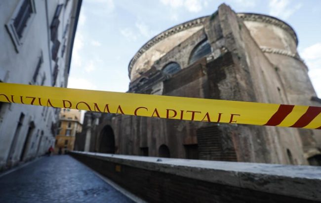 ЈАПОНСКИ ТУРИСТ ЗАГИНА ПАЃАЈЌИ ОД ЅИДОТ НА ПАНТЕОНОТ ВО РИМ