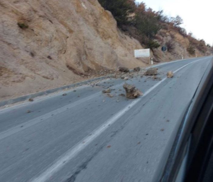 Одрони на автопатот Скопје-Велес – се вози во една лента