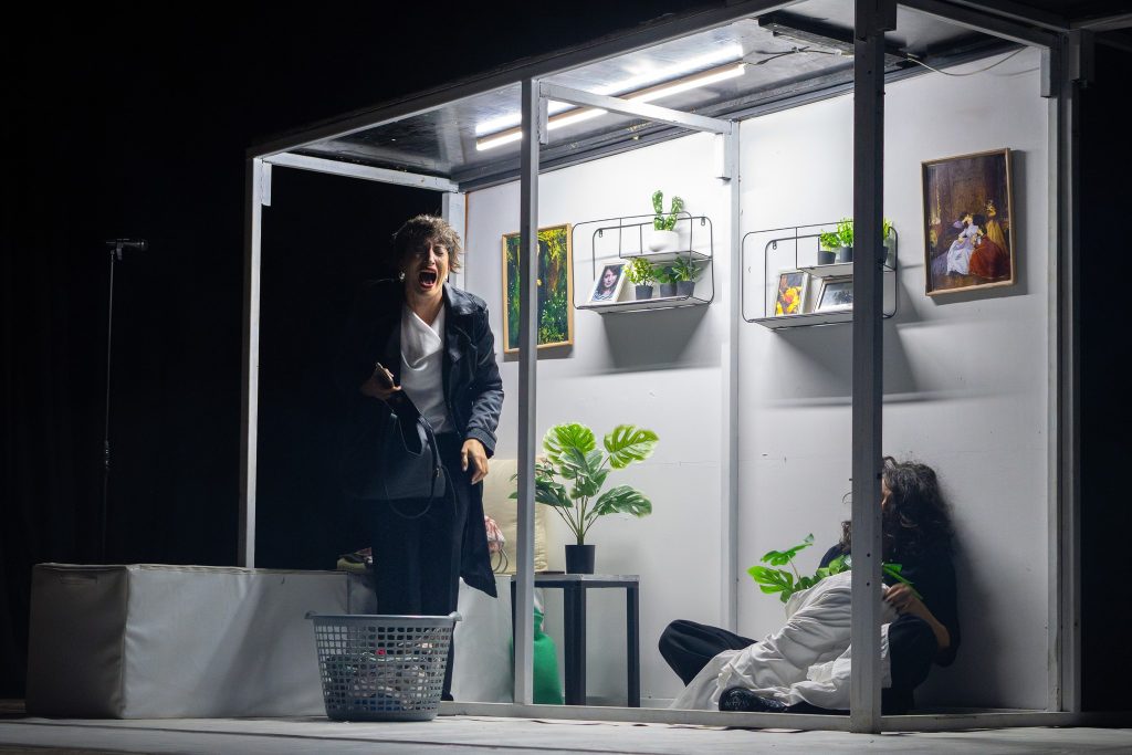 „Чиста куќа“ на Прилепски театар – претстава што остава трага и отвора копнеж по смисла и човечност