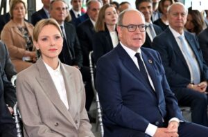 (Фото) Принцезата Шарлин го носи најсовршеното одело, но нејзините штикли сепак го привлекоа целото внимание