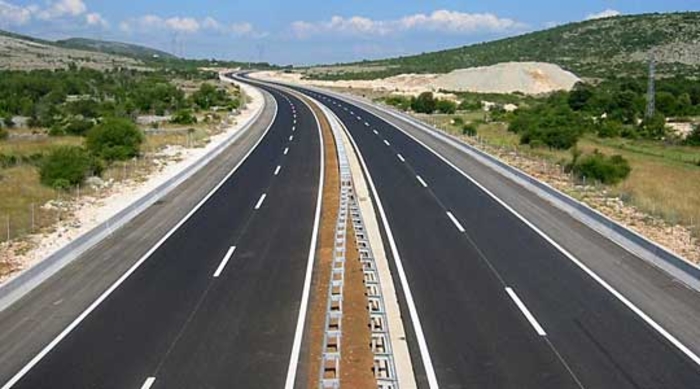 Сообраќајот на државните патишта се одвива непречено, по влажни коловози