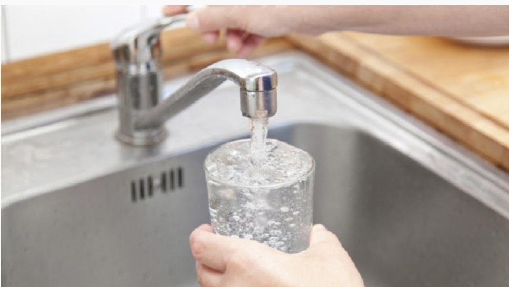 Петти ден тетовци немаат вода, полнат буриња од јавни чешми и се надеваат во ноќните часови кога привремено ја пуштаат