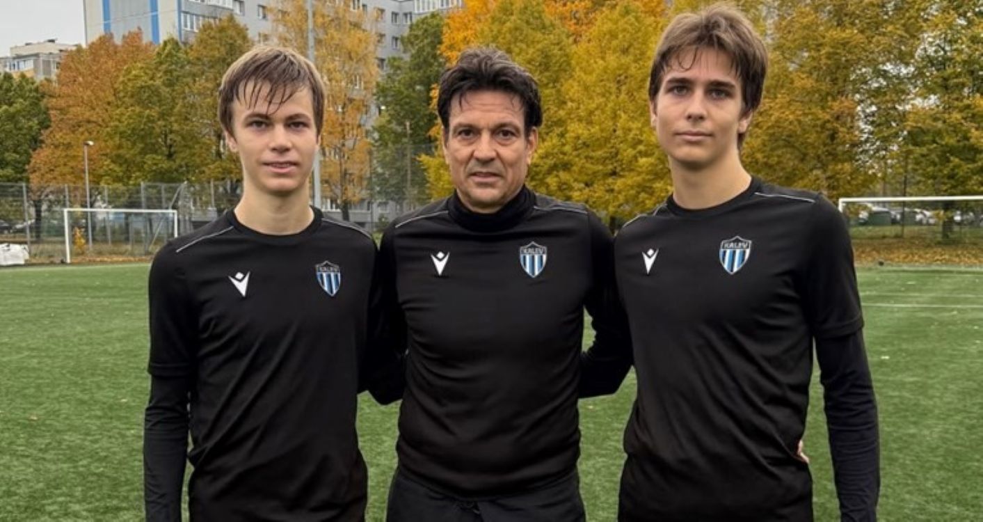 Некогаш беше кандидат за Златна топка, сега на 54 години заигра во четврта лига со двата сина!