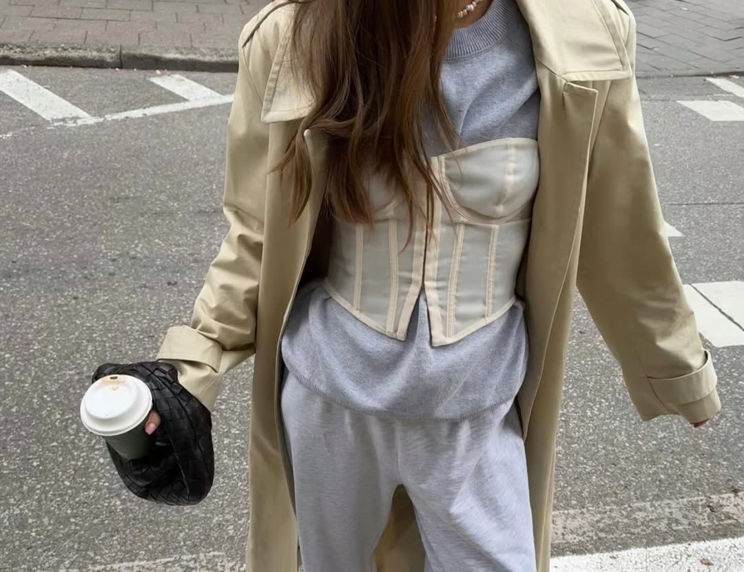 Сиви тренерки и штикли: Комбинација што станува сѐ попопуларна