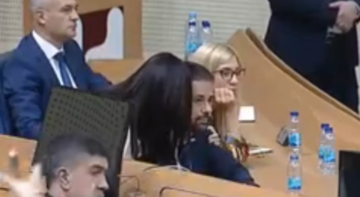 (Видео) Лудило во Парламентот на БиХ: „Би ја замолил пратеничката да не седи во скутот на министерот за финансии“