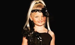 (ФОТО) КАКО ДЕНЕС ИЗГЛЕДА НАЈУБАВОТО ДЕВОЈЧЕ НА СВЕТОТ: Нејзината мајка ја шминкала и ѝ ставала перики од малечка, а сега има 15 години и се занимава со манекенство