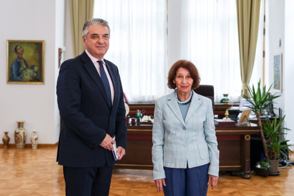 Сиљановска-Давкова oствари средба со грчкиот професор Јанис Армаколас