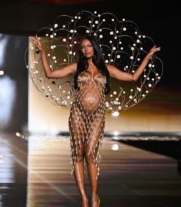 Влезе во историјата: Јасмин е првата бремена жена што ја отвори ревијата на „Викторија сикрет“