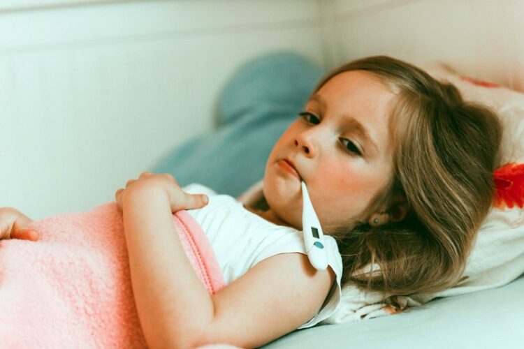 БОЛНО ГРЛО, КАШЛИЦА И ВИСОКА ТЕМПЕРАТУРА: Дали е настинка, грип, РСВ-инфекција или КОВИД-19?