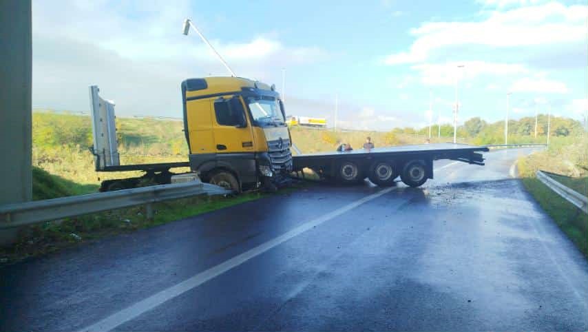 Повреден е возачот на камионот што излета на патот Скопје – Куманово, информира МВР