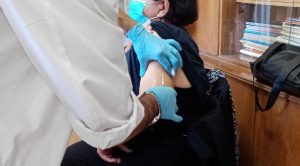 Почна вакцинацијата против грип во Гостивар, 120 пријавени во првиот ден