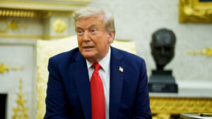 Рејтингот на Трамп падна на најниско ниво досега