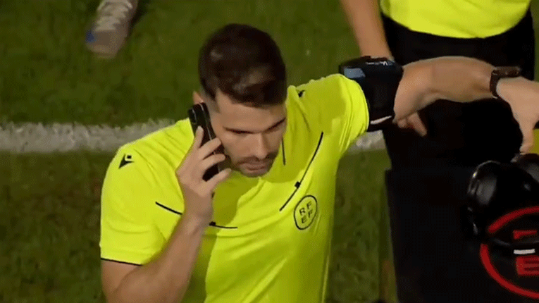 Судијата користеше телефон за да се консултира со ВАР собата (Видео)