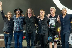 Foo Fighters ја објавија својата нова песна „Asking for a Friend“ и најавија стадионска турнеја со Queens of the Stone Age