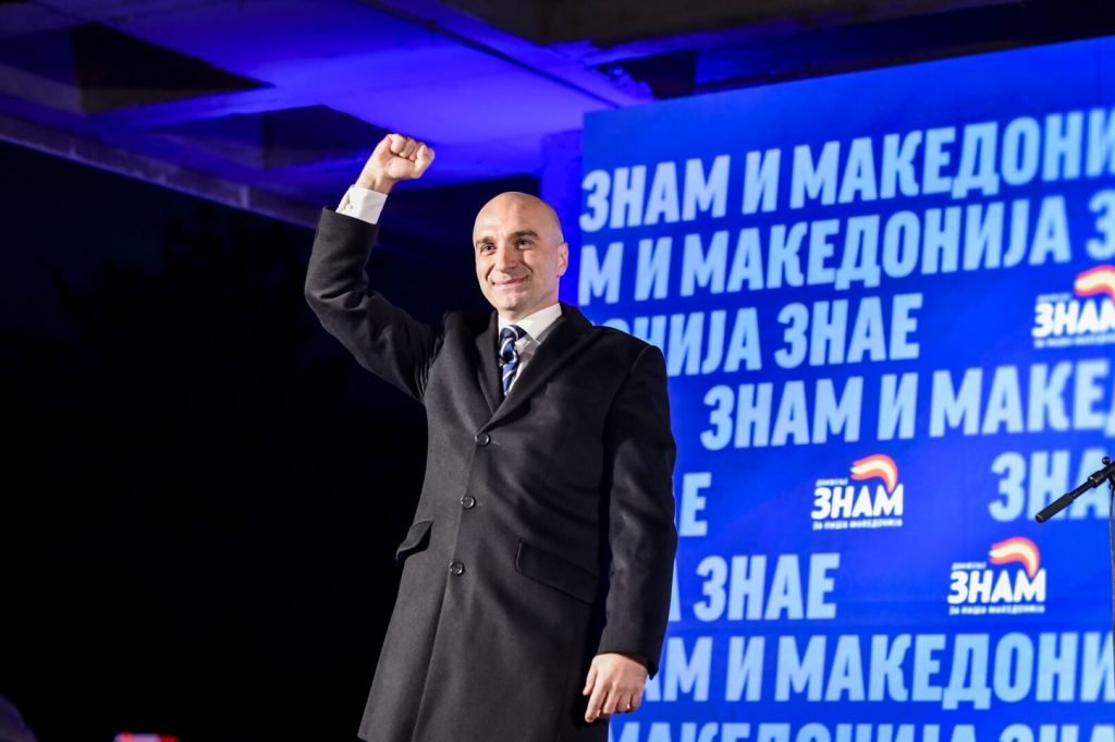 Лабудовиќ: Четири дена пред гласање, Герасимовски се слика со ракавици на рацете како чисти контејнери