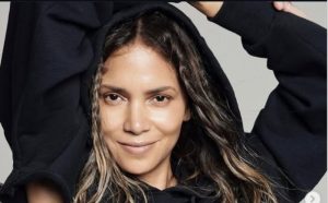 (ФОТО) ЦЕЛ ИНТЕРНЕТ ЗУИ ЗА ХАЛИ БЕРИ ВО ЗЛАТНО БИКИНИ: Никој не може да поверува дека е на прагот на својата седма деценија!