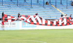 СЕРИЈАЛ НА ДАРКО ПАНЧЕВ – Ликовите кои ги избркаа вистинските вардарци од трибините, време ли е и сами да се пакуваат!?