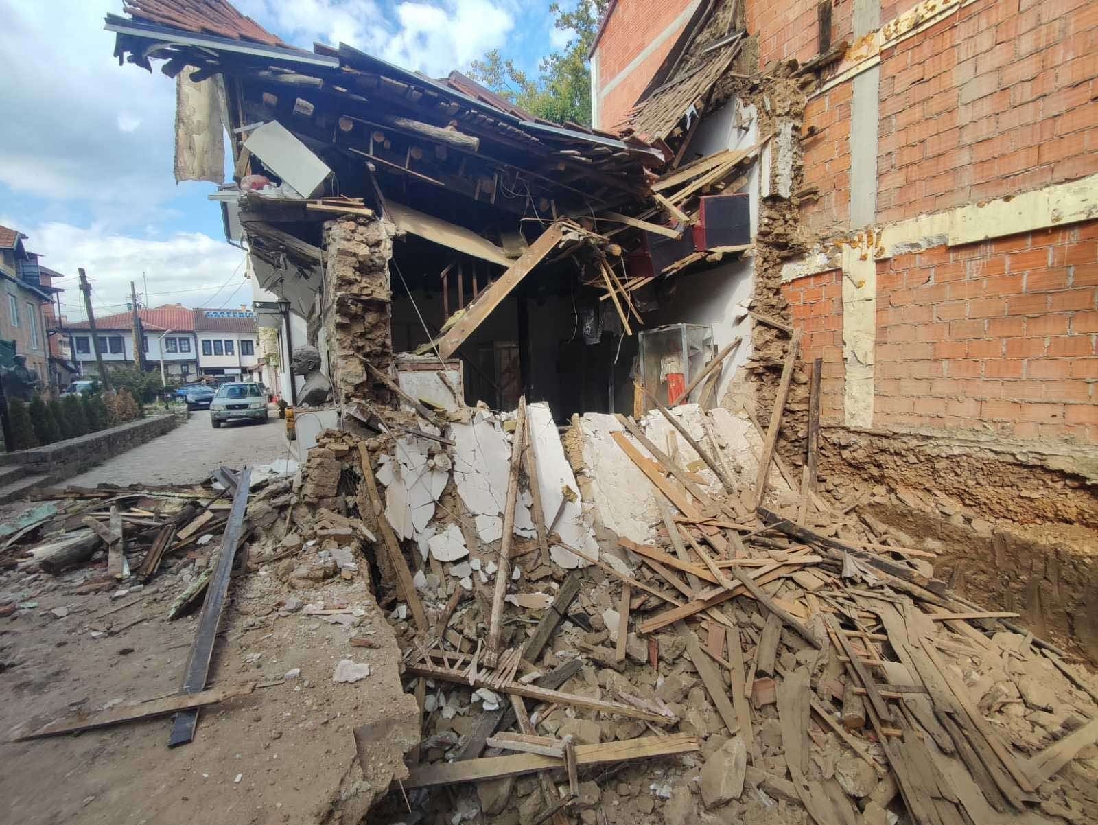 ПОЛИЦИЈАТА ЌЕ МУ ПОДНЕСЕ КРИВИЧНА: Жител на Велешта го поткопал темелот на куќата на Владо Малески