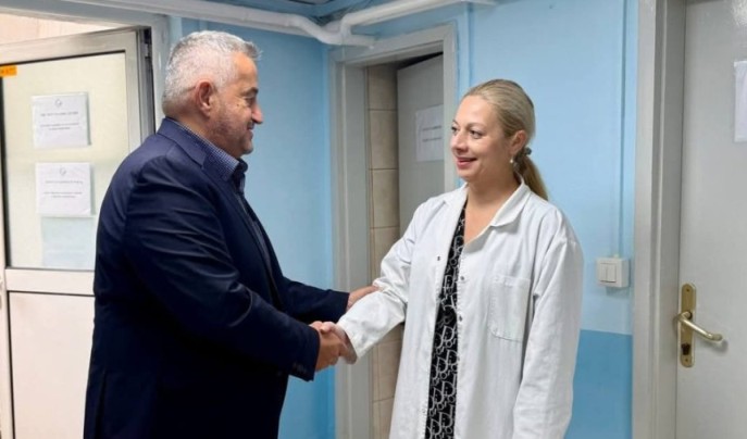 Клековски го посети вакциналниот пункт во Институтот за јавно здравје, притоа ги потсети здравствените работници да се вакцинираа