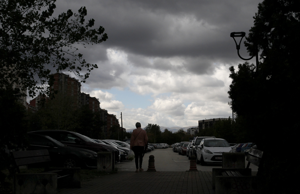 Времето променливо облачно со повремени врнежи од дожд