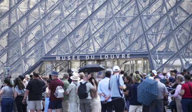 ФРАНЦУСКАТА ПОЛИЦИЈА ГО ЗАТВОРИ ЛУВР ПОРАДИ ГРАБЕЖ