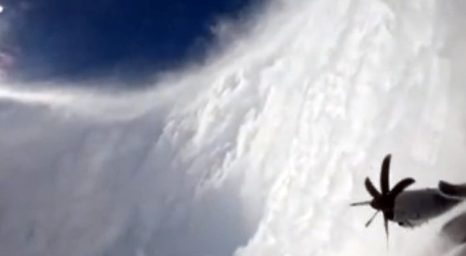 (Видео) Американски воен авион влета во окото на ураганот во близина на Јамајка, објавена е снимка