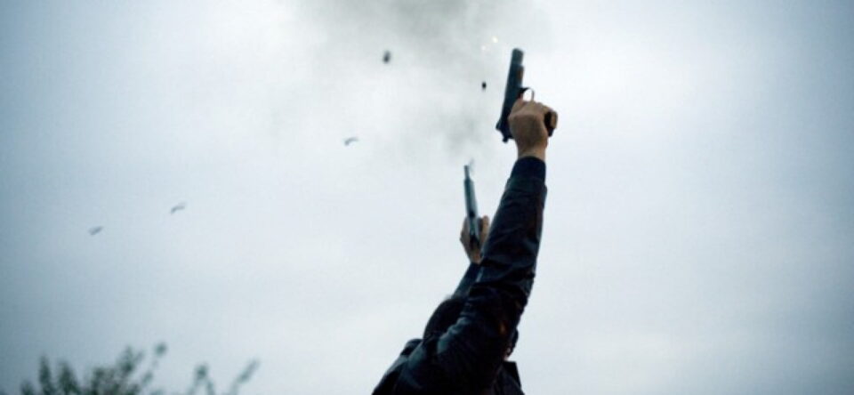 Објави на социјалните мрежи како пука од автомобил, заврши во полиција