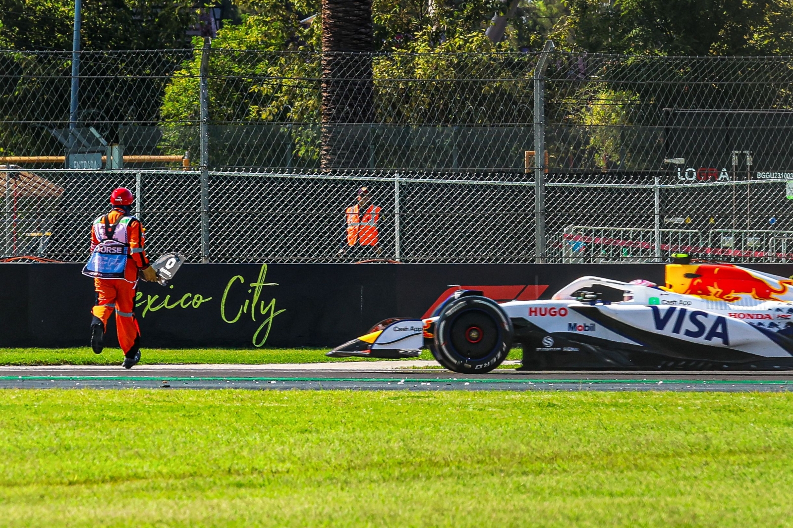 Стравична сцена на Ф1-трката во Мексико – возач ќе прегазеше двајца редари (ВИДЕО)