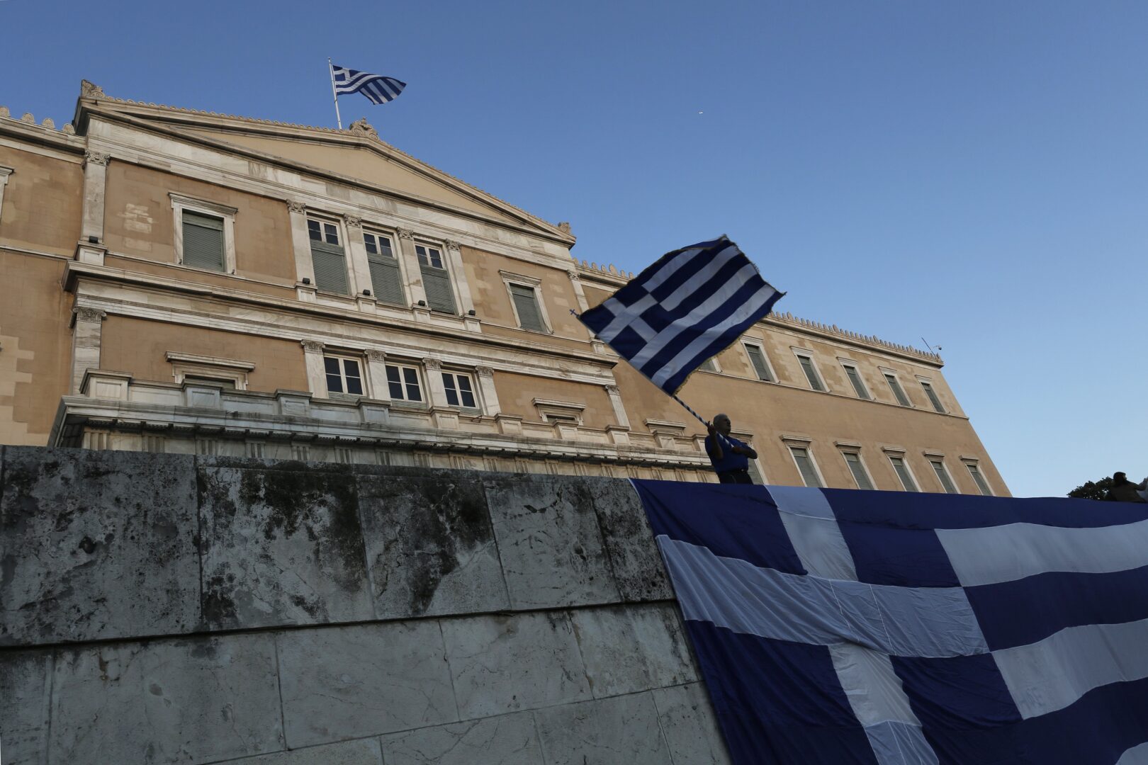 Грција го усвои контроверзниот закон – отворен патот за 13-часовно работно време