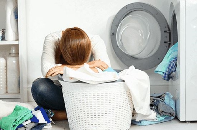 Девојче се вовлекло во барабан од машина за сушење алишта, спасено во сложена операција