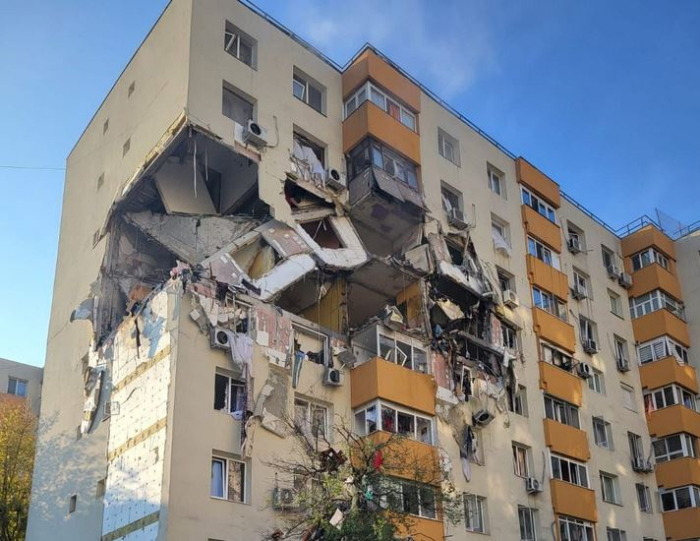 Најмалку три лица загинаа при експлозија во станбена зграда во Букурешт