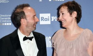 (ФОТО) ЦЕЛ СВЕТ ПЛАЧЕШЕ ПОРАДИ ФИЛМОТ „ЖИВОТОТ Е ПРЕКРАСЕН“ КОЈ ГО ПРОСЛАВИ: Многумина не знаат дека и неговиот татко бил во логор, неговата љубовна приказна ќе ве остави без здив