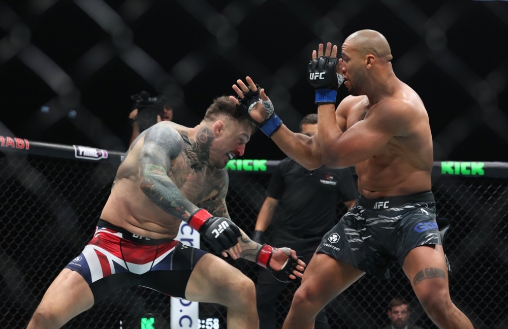 (Видео) Мечот прекинат поради повреда на окото на Аспинал, појасот во тешка категорија остана во рацете на Англичанецот