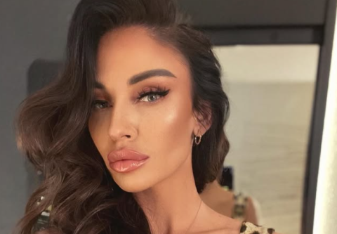 Силиконите во преден план – Пејачката во фустан кој повеќе открива отколку што покрива (видео)