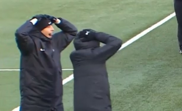 Ама му легна, цела клупа се држеше за глава