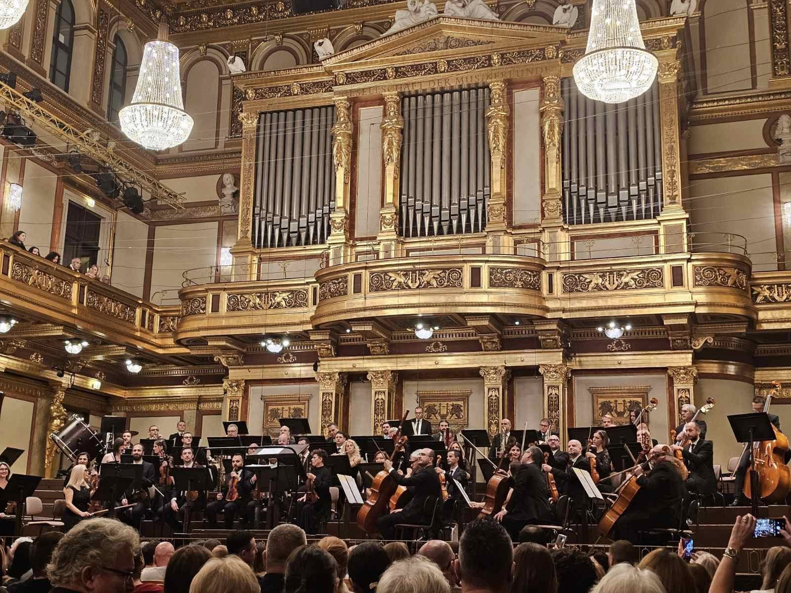 МАКЕДОНСКАТА ФИЛХАРМОНИЈА ВО ЗЛАТНАТА САЛА НА МУЗИКФЕРАЈН – ВИЕНА АПЛАУДИРАШЕ НА МАКЕДОНСКАТА УМЕТНОСТ