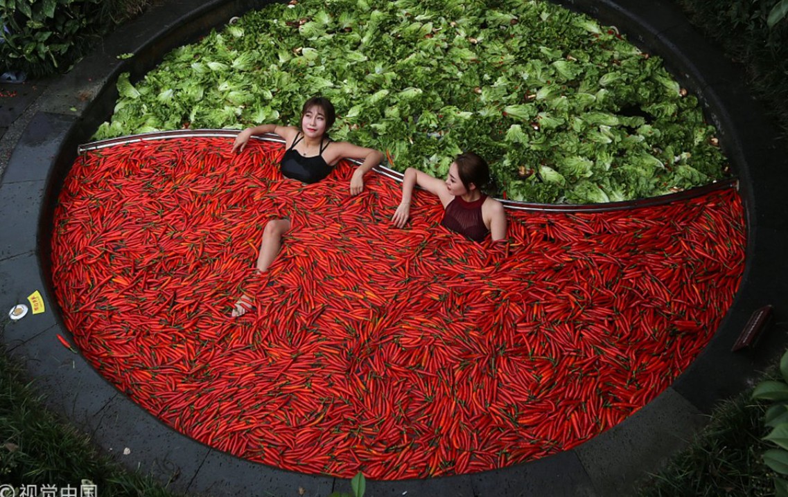 Храна или бања? Кинезите измислија капење во супа со чили – гастрономска лудост што ги збунува и нив самите