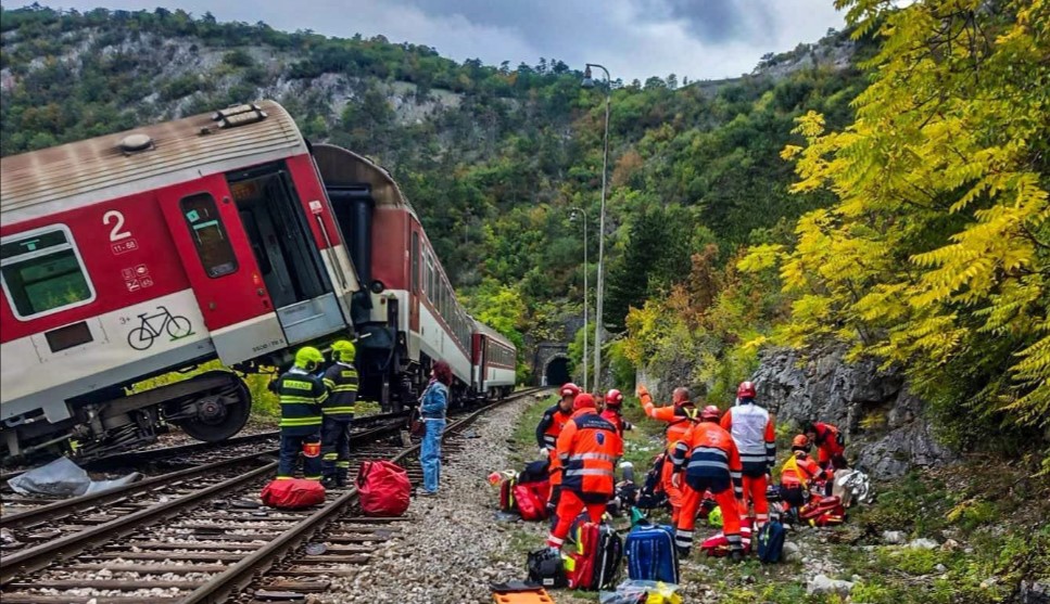 ВИДЕО: Се судрија возови во Словачка, најмалку 100 повредени
