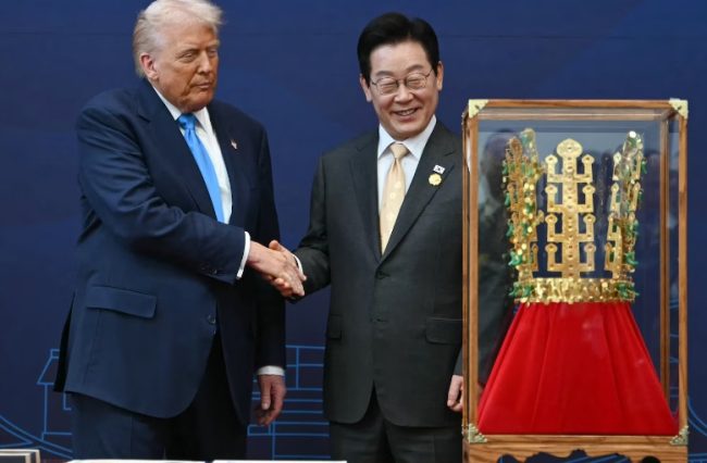 ЈУЖНА КОРЕЈА МУ ПОДАРИ РЕПЛИКА НА ЗЛАТНА КРУНА НА ТРАМП