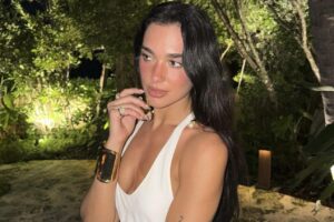 (Фото) Дуа Липа не остава ништо на имагинацијата: повторно го „заборави“ градникот