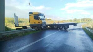 Камион удри во банкина на клучката „Хиподром“, возачот заврши во болница